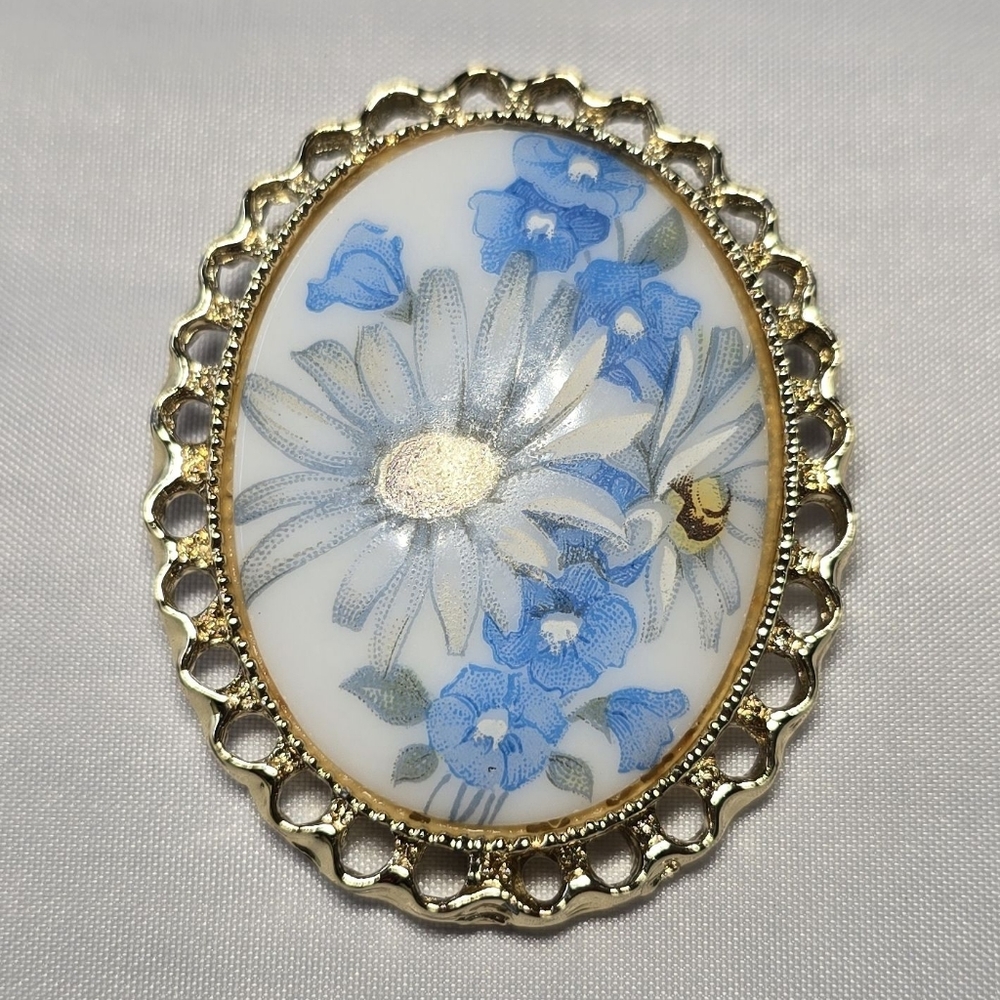 Vintage Porcelain Painted Daisy Flower And Blue Gold Tone Cameo Style Brooch